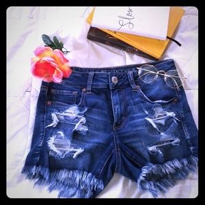 Distress mid-rise short médium blue wash